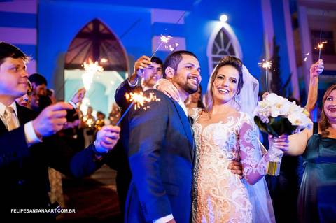 Comemoração do casamento, noivos saindo da igreja, buque de flores da noiva, Igreja Dona Euzébia '