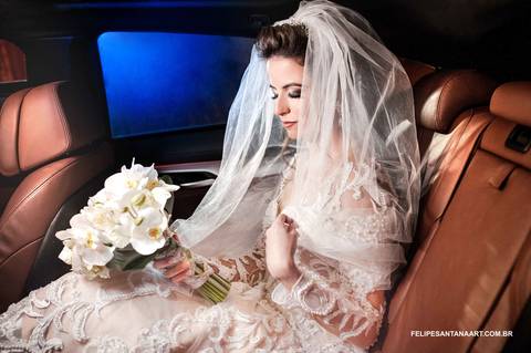 buque de flores noiva com buque de flores dentro do carro, fotografo de Cataguases Felipe santana '