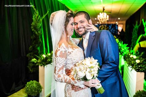 Noiva abraçando o noivo, buque de flores no casamento, terno do noivo azul '