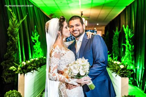 Noiva beijando sue noivo, dia do casamento, fotografo de Cataguases'
