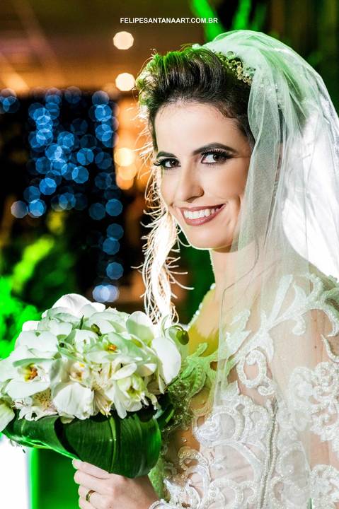 Sorriso da noiva, noiva com buquê de flores, buque de flores branco , vestido da noiva'