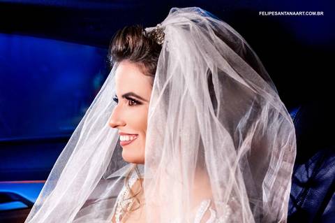 Noiva dentro do carro, noiva sorrindo dentro do carro, fotografo de Cataguases Felipe Santana'