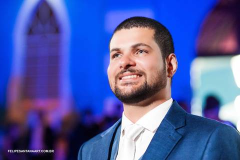 Noivo na porta da igreja, noivo com terno azul, sorriso do noivo na porta da igreja'