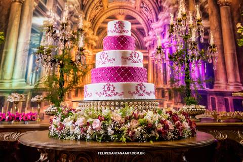 Bolo  de 15 anos rosa e branco para festa de aniversário, flores envolta do bolo '
