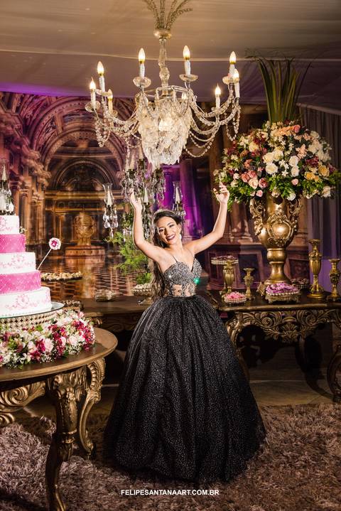 Decoração rosa com dourado no dia do aniversário de 15 anos'