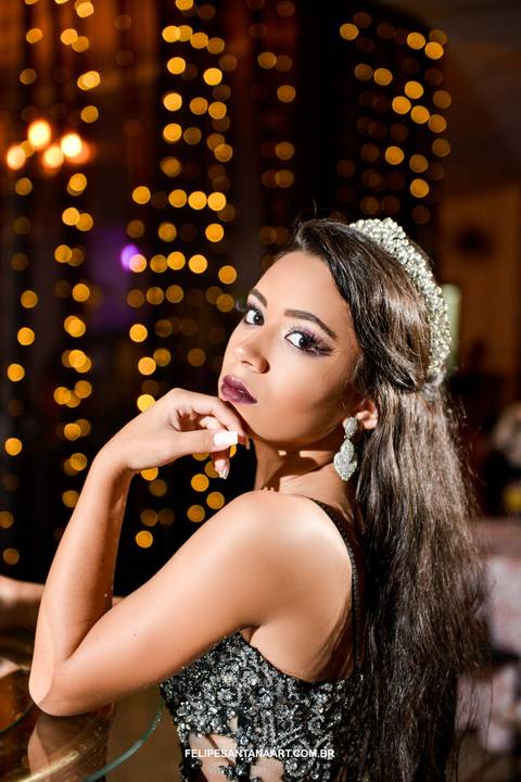 Brinco de uma debutante no dia do aniversário'