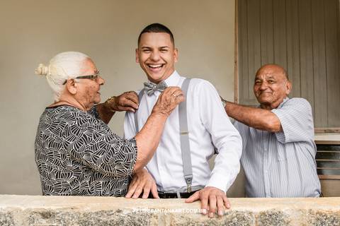 Foto com os avós no dia do casamento, noivo se divertindo, avós carinhosos '