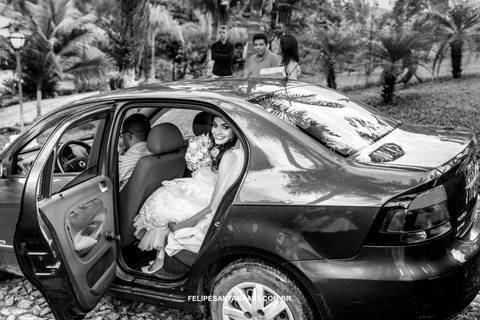 Noiva saindo carro em seu Casamento, fotografado pelo Fotografo de Cataguases Felipe Santana '