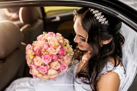 Fotografia da noiva olhando para seu buquê de flores no casamento '