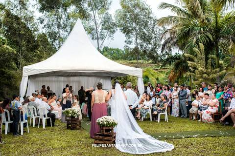 Véu grande para casamento na grama em Sa'