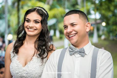 Casal feliz no dia do casamento, noivos sorrindo, casamento de dia, casamento ao ar livre em São João Nepomuceno'