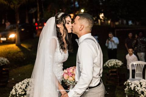 Beijo apaixonado entre duas pessoas '