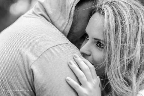 Abraço longo de casal, fotografia de noiva apaixonada, casal se abraçando no Pré Casamentos'