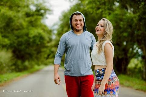 Fotografia espontânea, casal sorrindo no pré casamento, casal jovem se mando, jovem casal se divertindo'