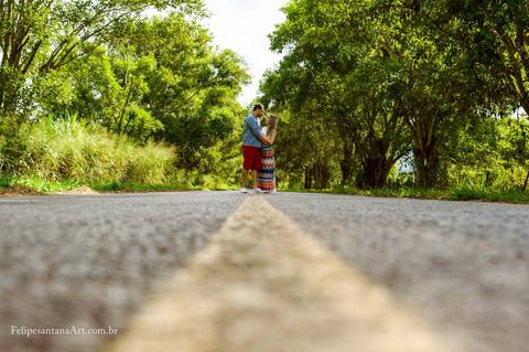 Fotografia de casal se abraçando no meio da rua, o amor está no ar '