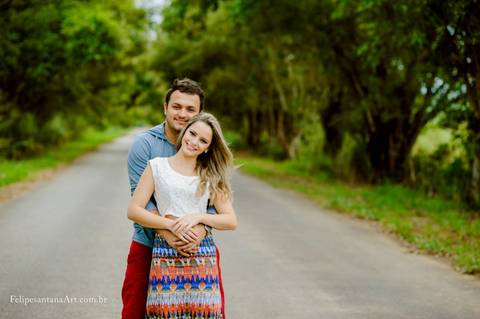 Casal se amando, fotografia de casal se abraçando perto das árvores, Pré casamento com saia longa'