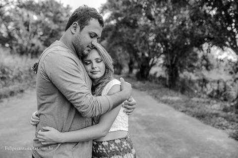 Abraço apertado entre casal, Tipos de abraços e o que eles revelam sobre seu relacionamento, casal feliz se amando '