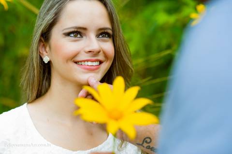 Flor amarela, fotografia de noivo pedindo em casamento, olhar de uma mulher feliz '