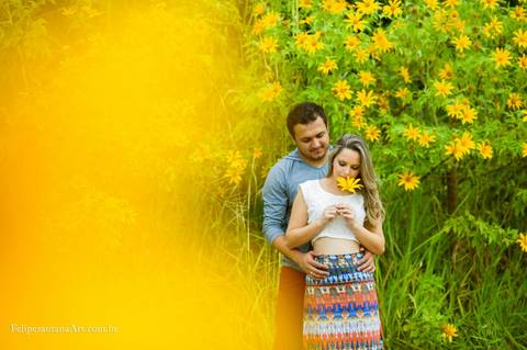 Fotografia de casal com flores amarelas, pré casamento florido'