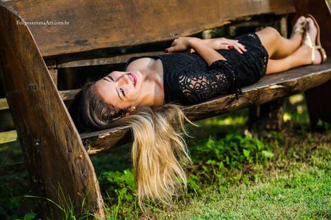 fotografo-cataguases-helena-deitada-banco-foto-descontraída'