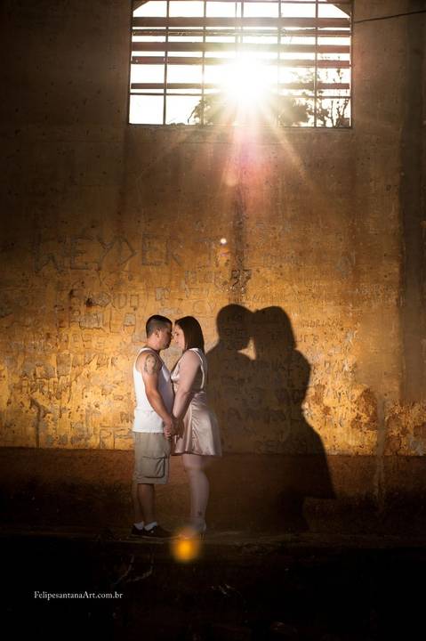 Fotografia de casal na sombra, casal apaixonados tirando fotos na sombra, primeiro olhar, casal de mãos dadas'