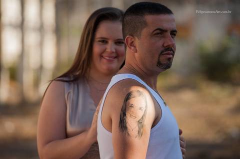 Casal se divertindo no pré casamento, Pré Casamento em dia ensolarado, tatuagem no sol, tatuagem de mulher no sol'