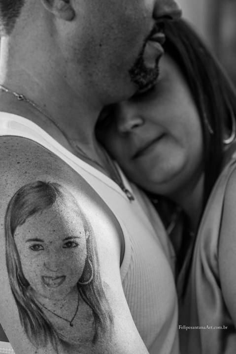 Tatuagem da namorada, tatuagem realista, tatuagem diferenciada, tatuagem de pessoa, casal se abraçando no dia do pré casamento'