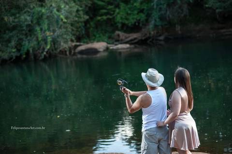 Fotografia de casal pescando no ensaio de Pré Casamento, homem pescando com chapéu, pré casamento diferenciado '