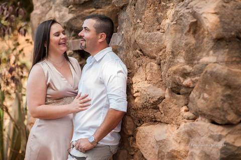 Casal conversando na parede, relação amigável entre homem e mulher'