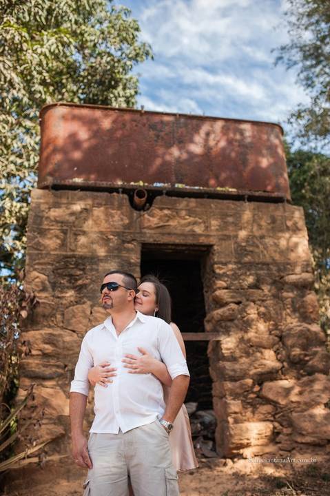Mulher abraçando homem, casal apaixonados perto da pedra'