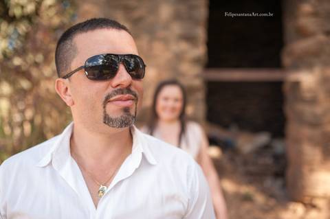 homem de óculos escuto, ótica gold em Cataguases MG, óculos redondo escuro'