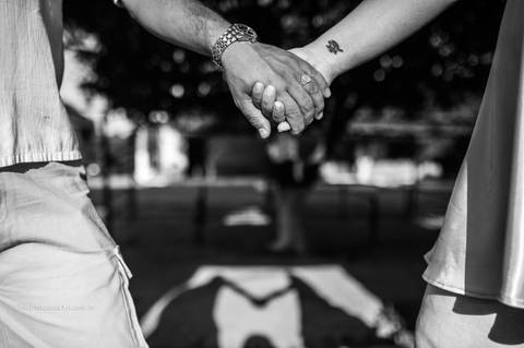 Mãos dadas, fotografia de mãos em preto e branco , homem e mulher de mãos dadas '