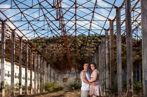 Fotografia conceitual de casal no pré casamento, casal se amando no dia do pré casamento '