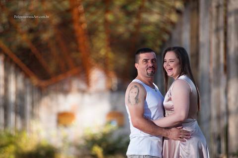 Homem e mulher abraçados sorrindo e brincando no Pré Casamento em pal MG '