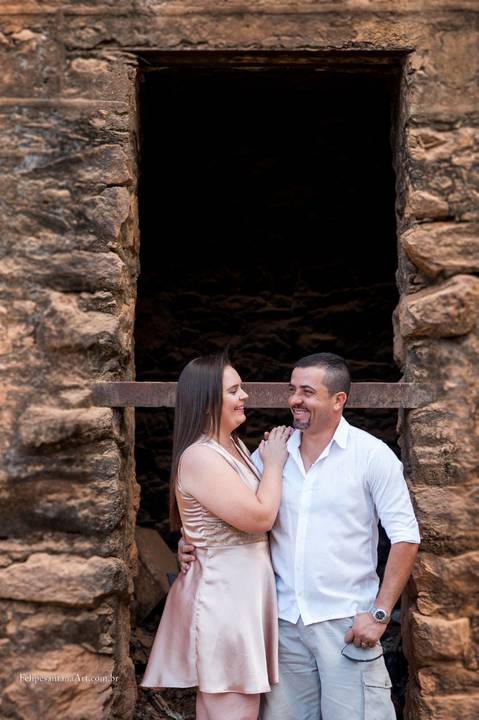 Casal apaixonados no pré casamento, fotografia perto da pedra em Minas Gerais '