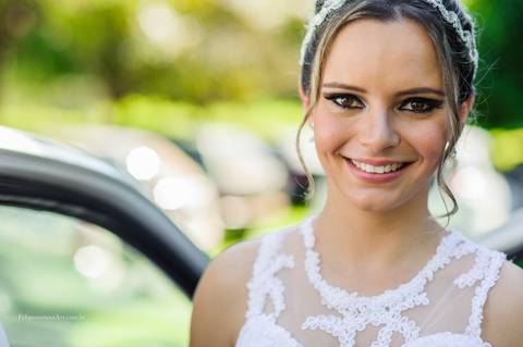 Noiva saindo do carro no casamento, noiva sorrindo no dia do casamento, destalhes bordados do vestido da noiva, casamento a tarde'