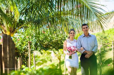 Noiva com vestido curto entrando no casamento, vestido branco da noiva, casamento na grama, buque para casamento, como segurar o buque'