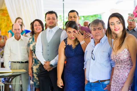 Noive vendo a noiva entrar na igreja, casamento de tarde em um sitio, noivo emocionado ao ver a noiva entrando na igreja'