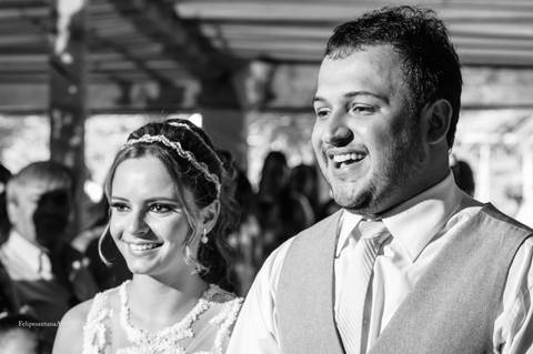 Fotografia espontânea de casal sorrindo, casal emocionados no dia do casamento, casal muito feliz na cerimonia do casamento '
