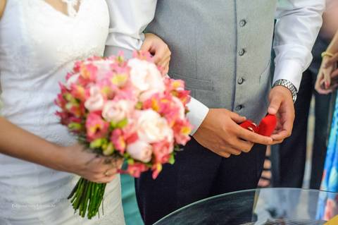 buque de flores rosa, noiva segurando buque no casamento, como segurar o buque no casamento, caixinha de aliança, vestido de noiva'