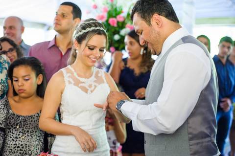 Entregando as alianças, aliança de ouro dourada, noiva emocionada ao receber a aliança, noiva sorrindo e feliz'