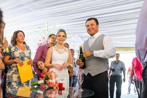champanhe no casamento, casal se divertindo no dia do casamento a tarde, dia ensolarado de casamento com a família'