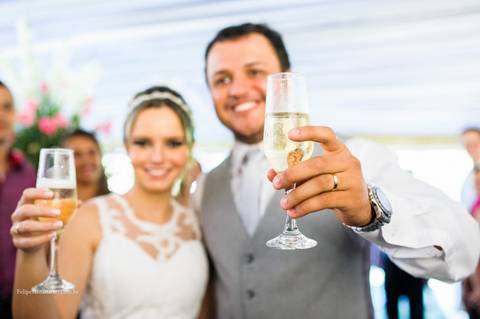 Brinde no dia do casamento, taça personalizada, casal aproveitando o dia do casamento, taça com champanhe caro'