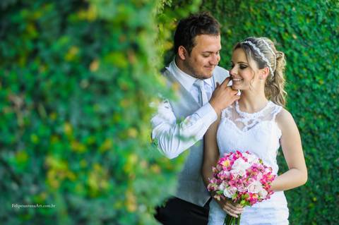 Casamento na grama Eduardo e Talita, casamento de tarde com flores, buque de flores rosa, acariciando a namorada, carinho entre duas pessoas'