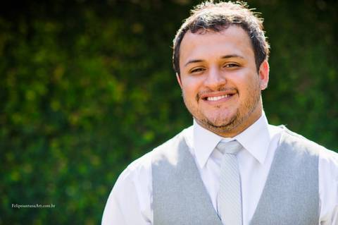 noivo sorrindo no dia do casamento, fotografia no noivo na casamento, gravata cinza para casamento'