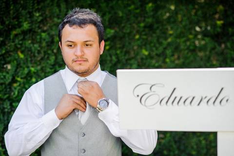 Eduardo, noivo ajeitando a gravava no dia casamento , colete cinza para homens, casamento a tarde '