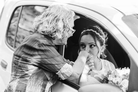 Benção da avó ao se casar, benção da mãe no dia do casamento, buque de flores dentro do carro, beijo nas mãos, '
