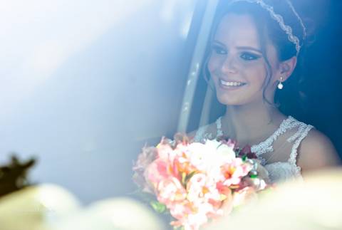 Noiva dentro no carro no dia casamento, ansiedade para casar, dia ensolarado no casamento'