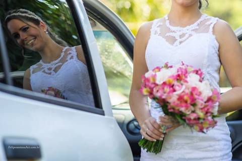 Buque de flores rosa com detalhes brancos, reflexo da noiva no carro, noiva chegando no casamento de carro, vestido branco da noiva no dia do casamento, brilho das noivas Cataguases mg'