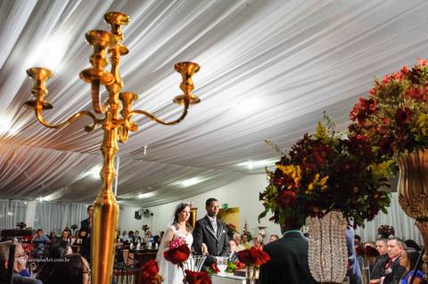 Casamento no Cerimonial Paraíso em Cataguases MG, cerimonia de casamento, decoração com flores vermelhas'